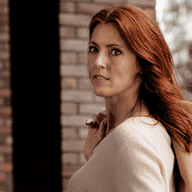 Motivierte Geschäftsfrau vor der Stadthausbrücke Hamburg