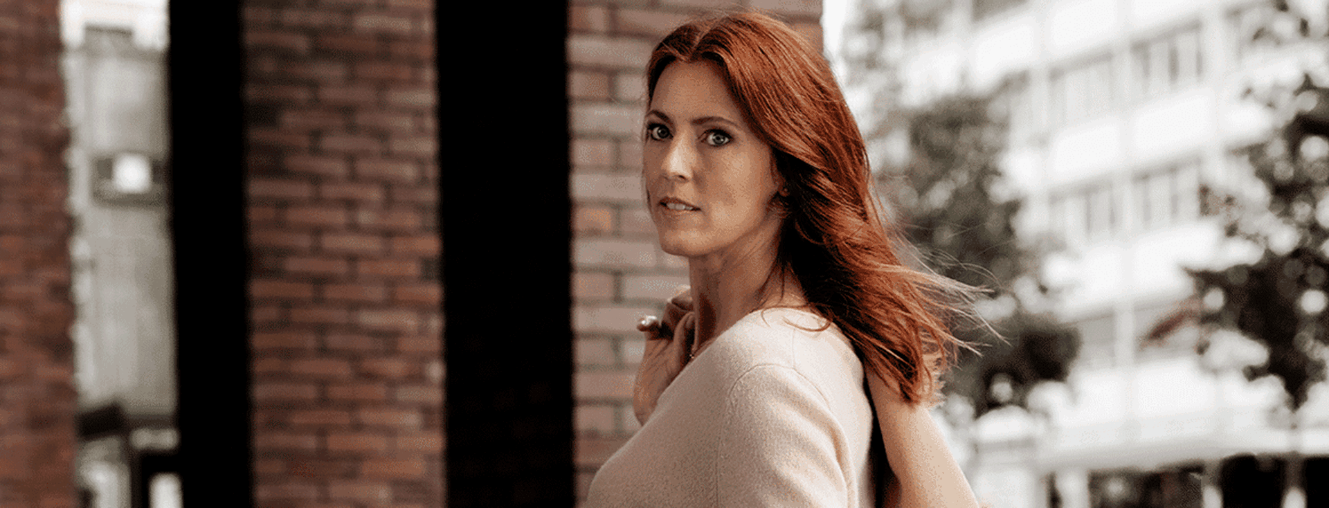 Motivierte Geschäftsfrau vor der Stadthausbrücke Hamburg