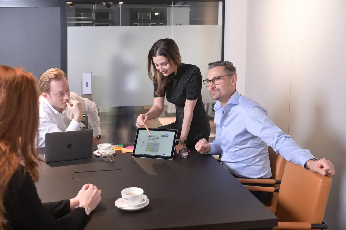 Gruppen-Besprechung in einem Meetingrauk