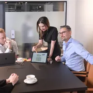 Gruppen-Besprechung in einem Meetingrauk