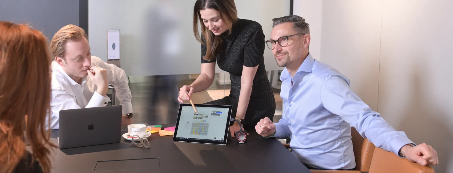 Gruppen-Besprechung in einem Meetingrauk