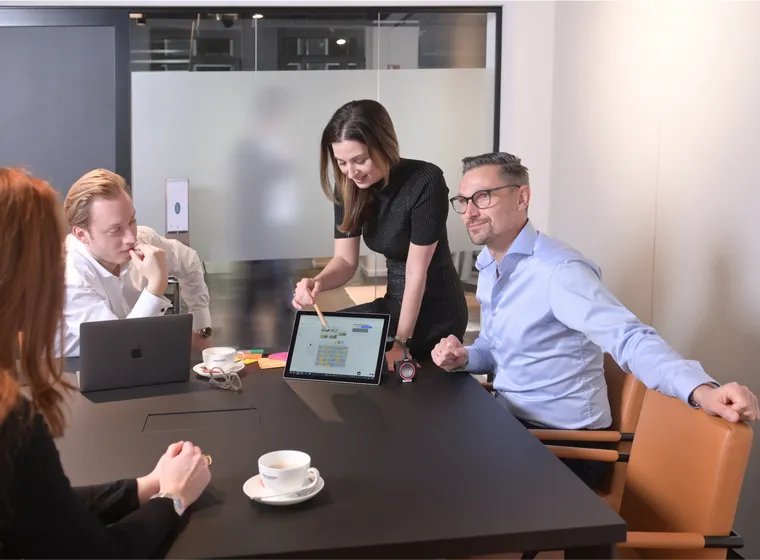 Gruppen-Besprechung in einem Meetingrauk