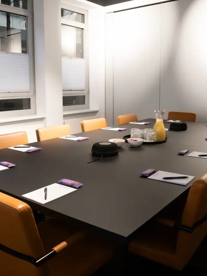 Meetingraum in exklsuivem Design und moderner Kunst